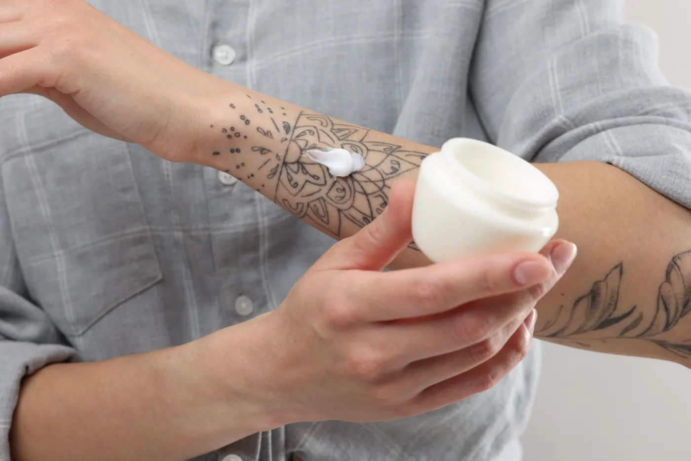 Imagem meramente ilustrativa: Creme pós-tatuagem